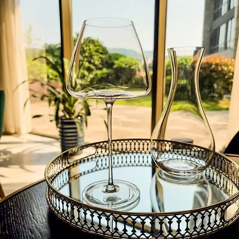 Elegantes Weinglas und Dekanter aus Glas auf Tablett, Sonnenlicht, stilvolle Küchendeko