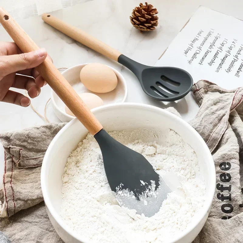 Küchenutensilien Set aus Silikon und Holzgriff beim Backen, Schüssel mit Mehl und Eiern