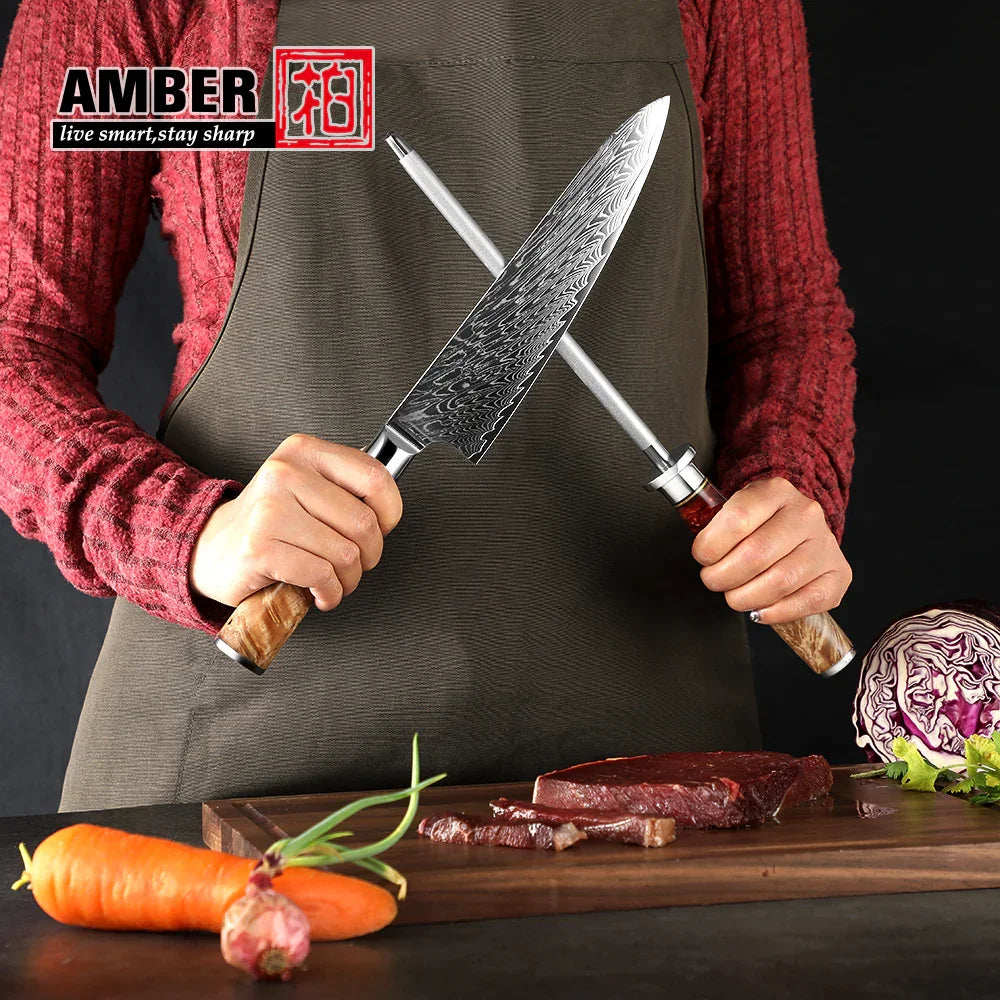 Damastmesser auf Holzbrett mit Fleisch, Karotte, Zwiebel und Rotkohl, Küchenutensilien