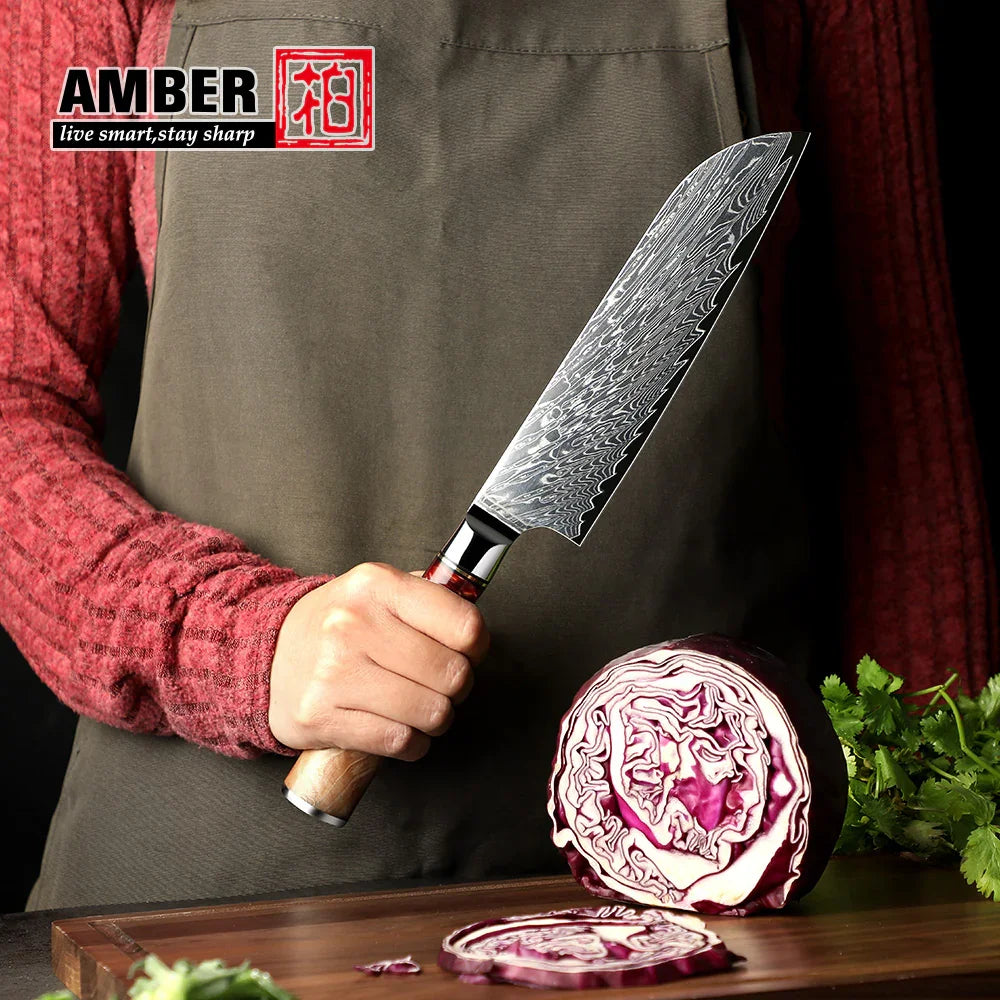 Damastmesser mit Holzgriff schneidet Rotkohl auf Holzbrett, edles Küchenutensil von Kochschein