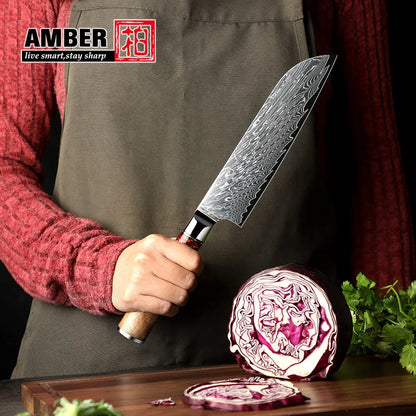 Damastmesser mit Holzgriff schneidet Rotkohl auf Holzbrett, edles Küchenutensil von Kochschein