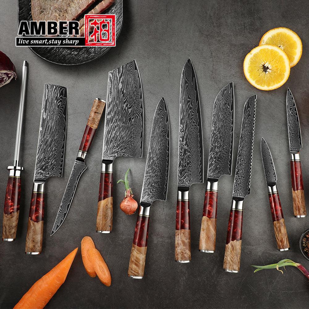 AMBER Damastmesser Komplettset mit edlen Küchenmessern, Holzgriffen und Zubehör auf dunkler Fläche