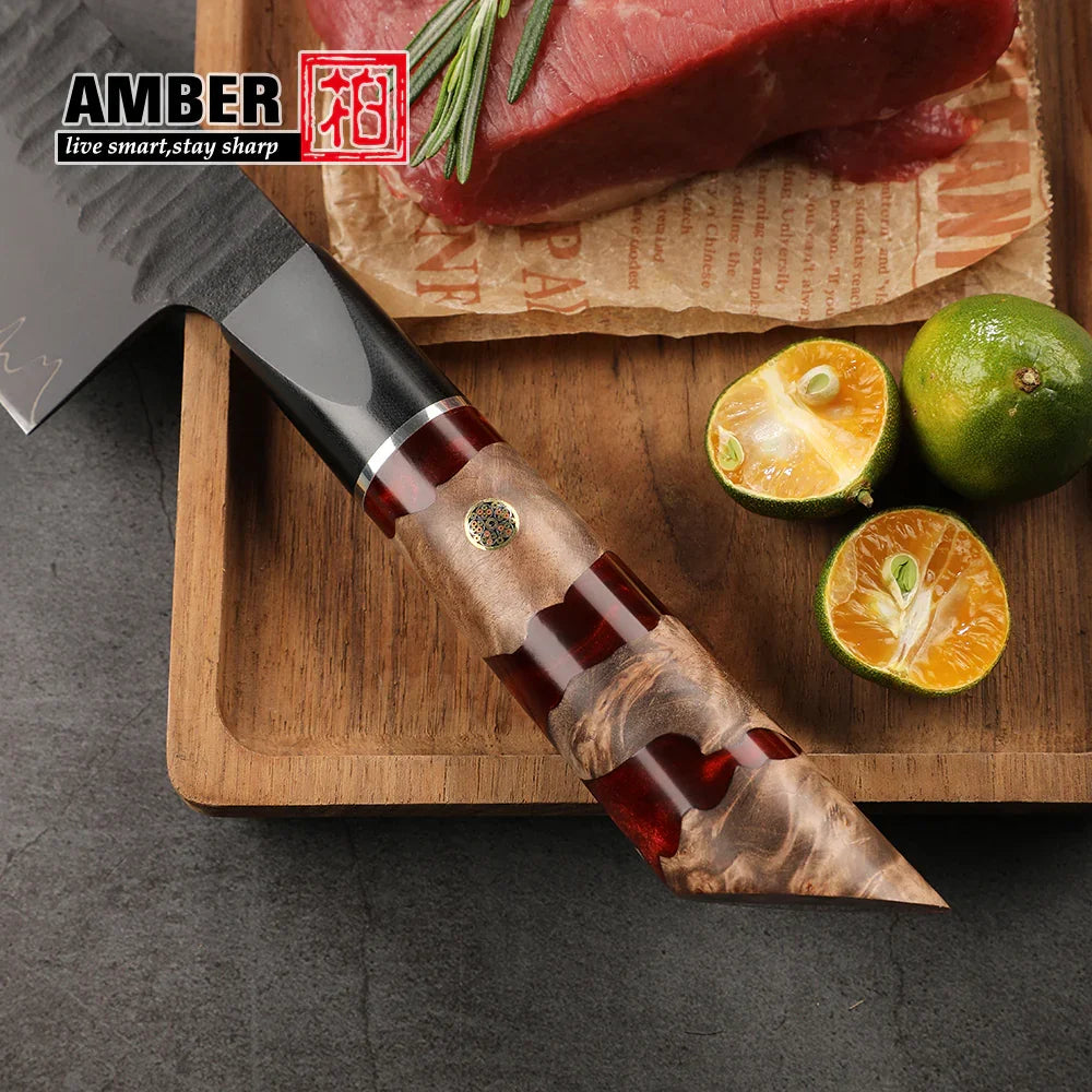 Edles Damastmesser mit einzigartigem Holzgriff, Limetten und Fleisch auf Holzbrett, Kochschein Küche