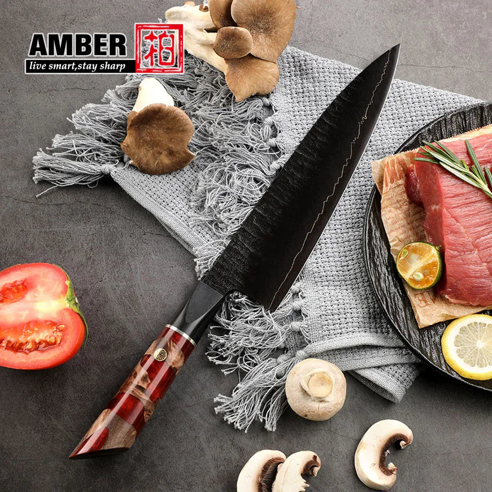 Edles Damastmesser mit Holzgriff, frische Zutaten und Fleisch auf grauem Küchentuch