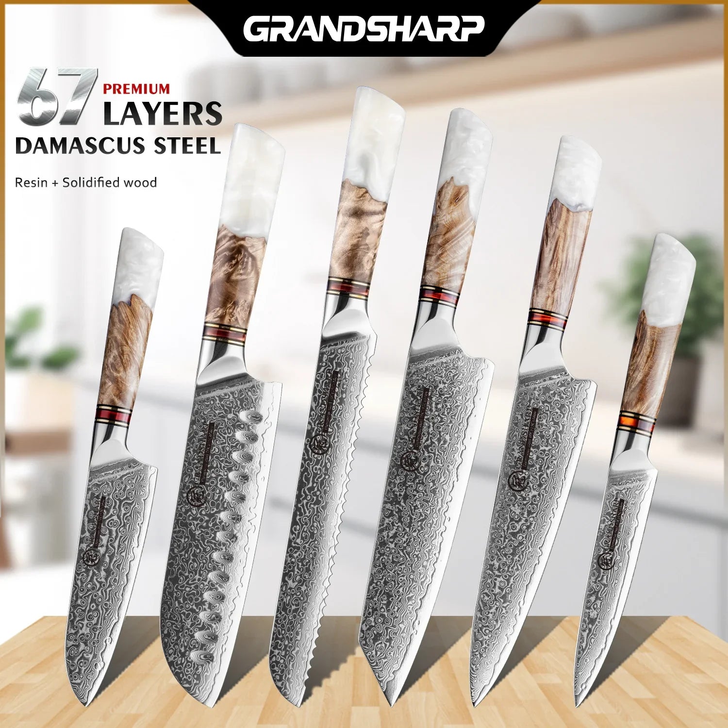 Damastmesser-Set mit weißen Harzgriffen auf Holzuntergrund, Küchenutensilien Design
