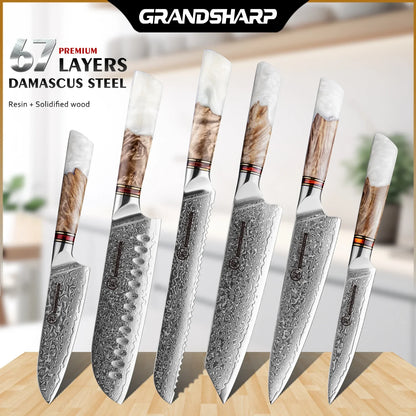 Damastmesser-Set mit weißen Harzgriffen auf Holzuntergrund, Küchenutensilien Design