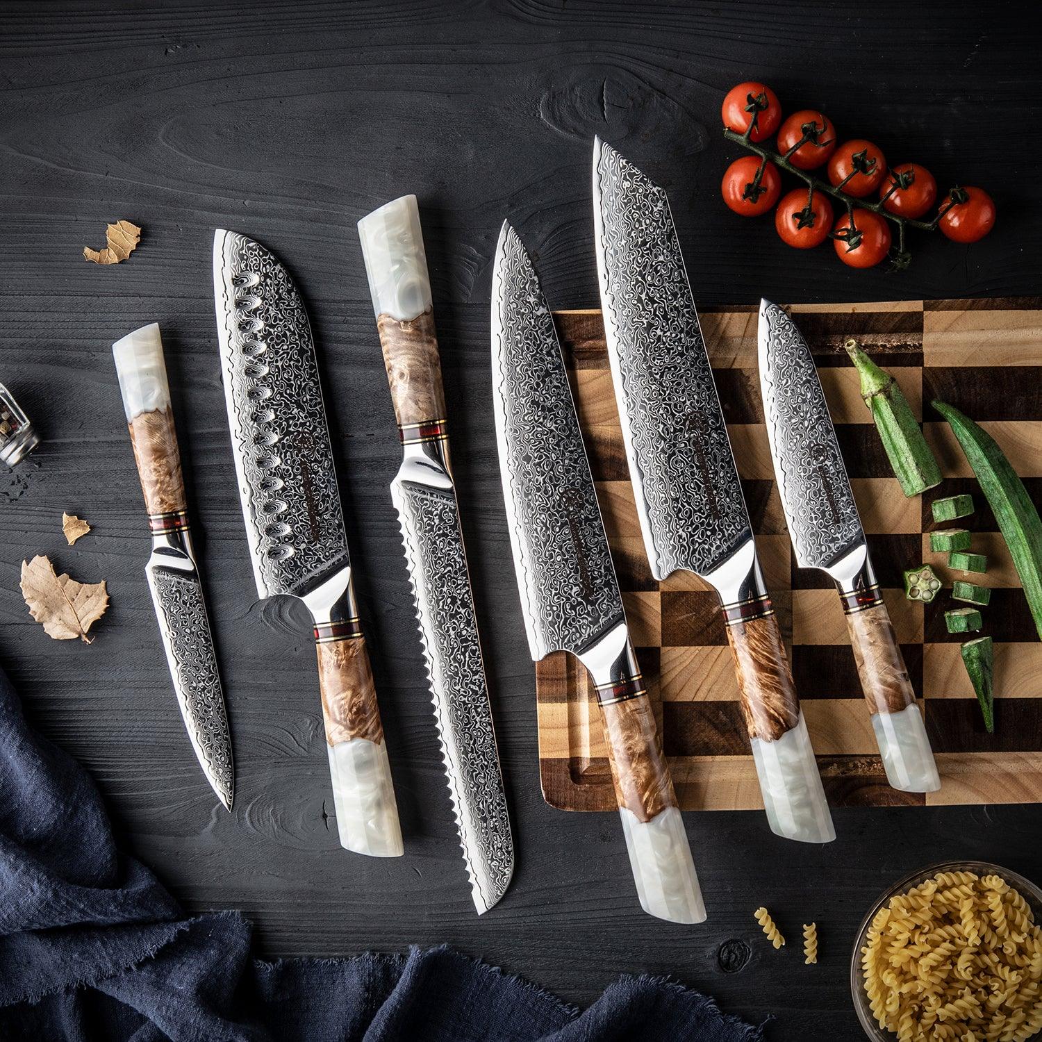 Exklusives Damastmesser-Set mit weißen Griffen auf Schneidebrett, Küchenaccessoires