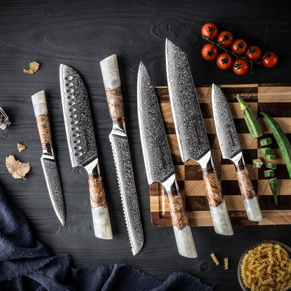 Exklusives Damastmesser-Set mit weißen Griffen auf Schneidebrett, Küchenaccessoires