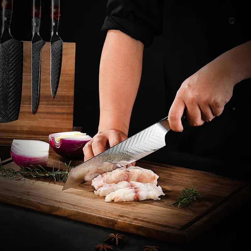 Hochwertiges Küchenmesser schneidet Fischfilet auf Holzbrett, rote Zwiebel und Kräuter daneben