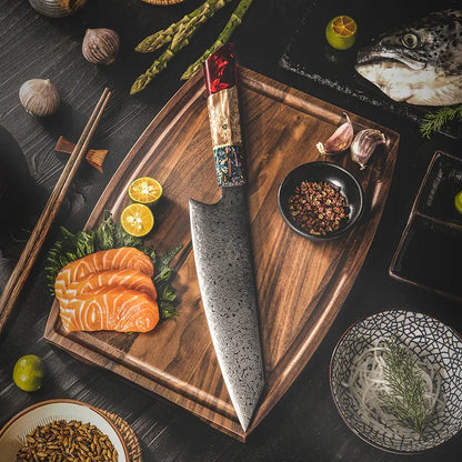 Edles Damastmesser auf Holzbrett mit Lachs, Limetten und Gewürzen, Küchenutensilien Szene