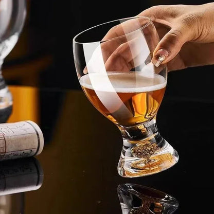 Hochwertiges Bierglas von Kochschein, stilvoll auf schwarzem Tisch serviert, exklusive Küchenaccessoires