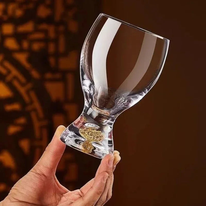 Hochwertiges Bierglas von Kochschein, elegant in Hand gehalten, stilvoller Hintergrund