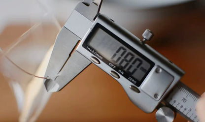 Digitale Schieblehre misst feines Glas eines hochwertigen Weinglases, Küchenaccessoire
