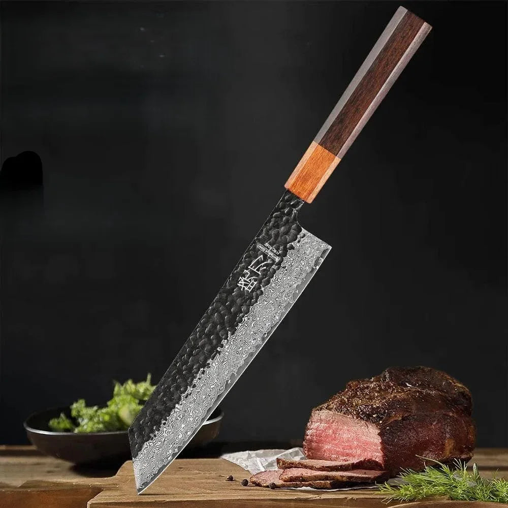 Japanisches Kiritsuke Damastmesser mit Holzgriff und geschnittenem Fleisch auf Holzbrett