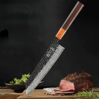 Japanisches Kiritsuke Damastmesser mit Holzgriff und geschnittenem Fleisch auf Holzbrett