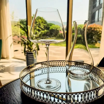 Elegantes Weinglas und Dekanter aus Glas auf Tablett, Sonnenlicht, stilvolle Küchendeko