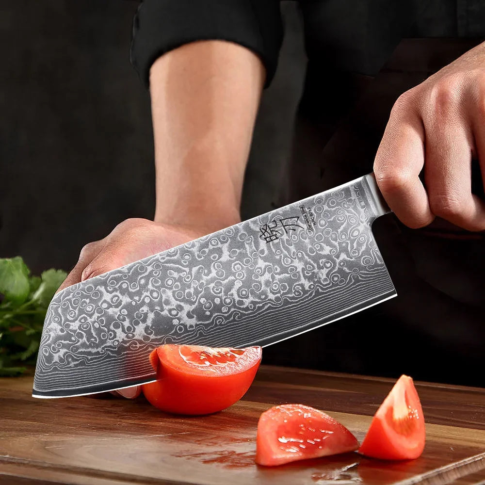 Damast Küchenmesser schneidet Tomate auf Holzbrett, exklusives Küchenutensil von Kochschein