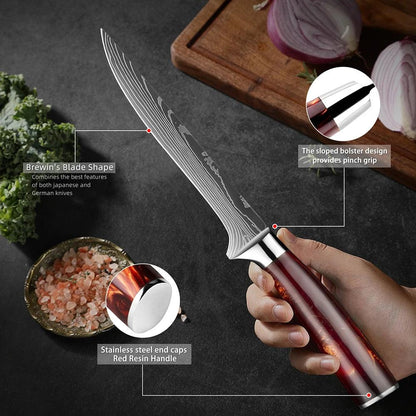 Premium Küchenmesser mit Damastmuster, rotbraunem Griff und Edelstahlkappe, auf schwarzem Untergrund mit Zwiebel und Salz, exklusiv bei Kochschein