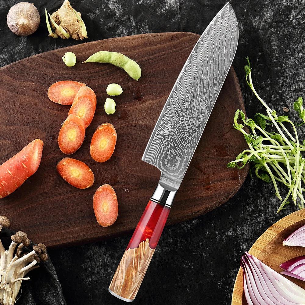 Santoku Damastmesser mit rot-braunem Griff auf Holzbrett mit Karotten, exklusives Küchenutensil