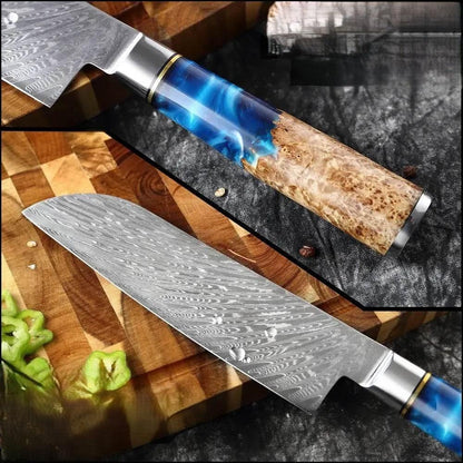 Santoku Küchenmesser mit Damastklinge und blau-braunem Harzgriff auf Holzbrett, exklusives Kochzubehör
