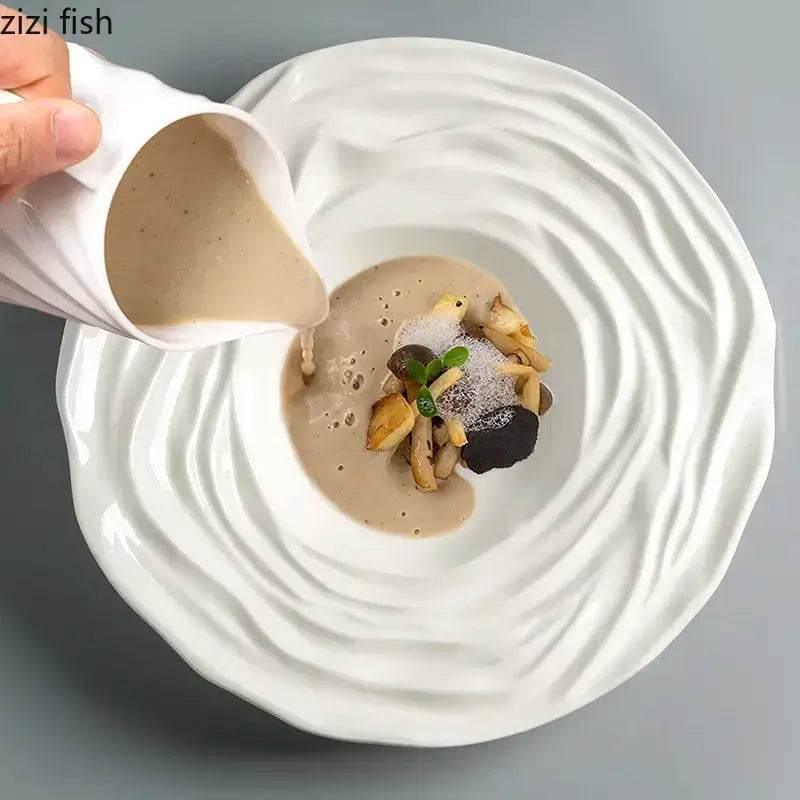 Exklusiver weißer Essteller mit welligem Design, serviert mit Pilzcremesuppe und Garnitur