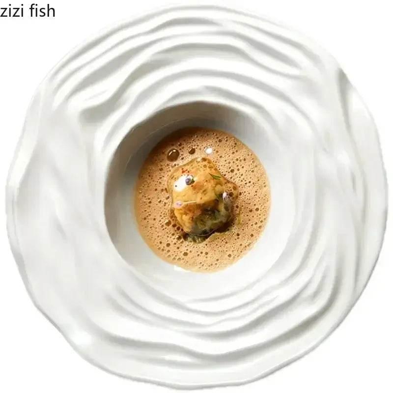 Exklusiver Essteller mit Wellenstruktur von ZIZI FISH, Gourmetgericht kunstvoll angerichtet