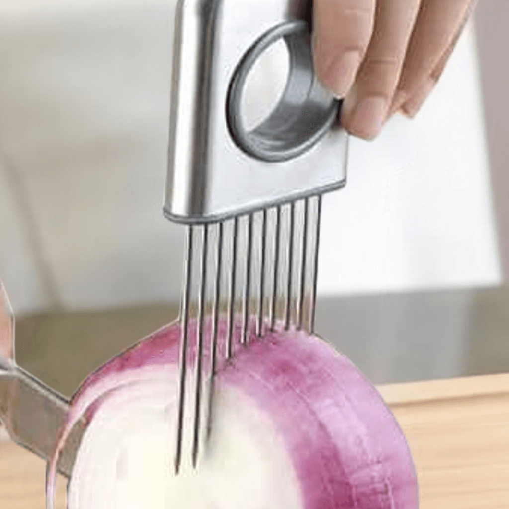 Küchenutensil zum präzisen Schneiden einer roten Zwiebel auf Schneidebrett, Kochschein