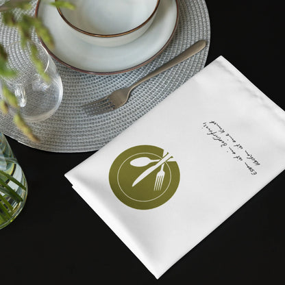 Weiße Stoffserviette mit Besteck-Motiv und Schriftzug, stilvoll gedeckter Tisch, Küchenaccessoire